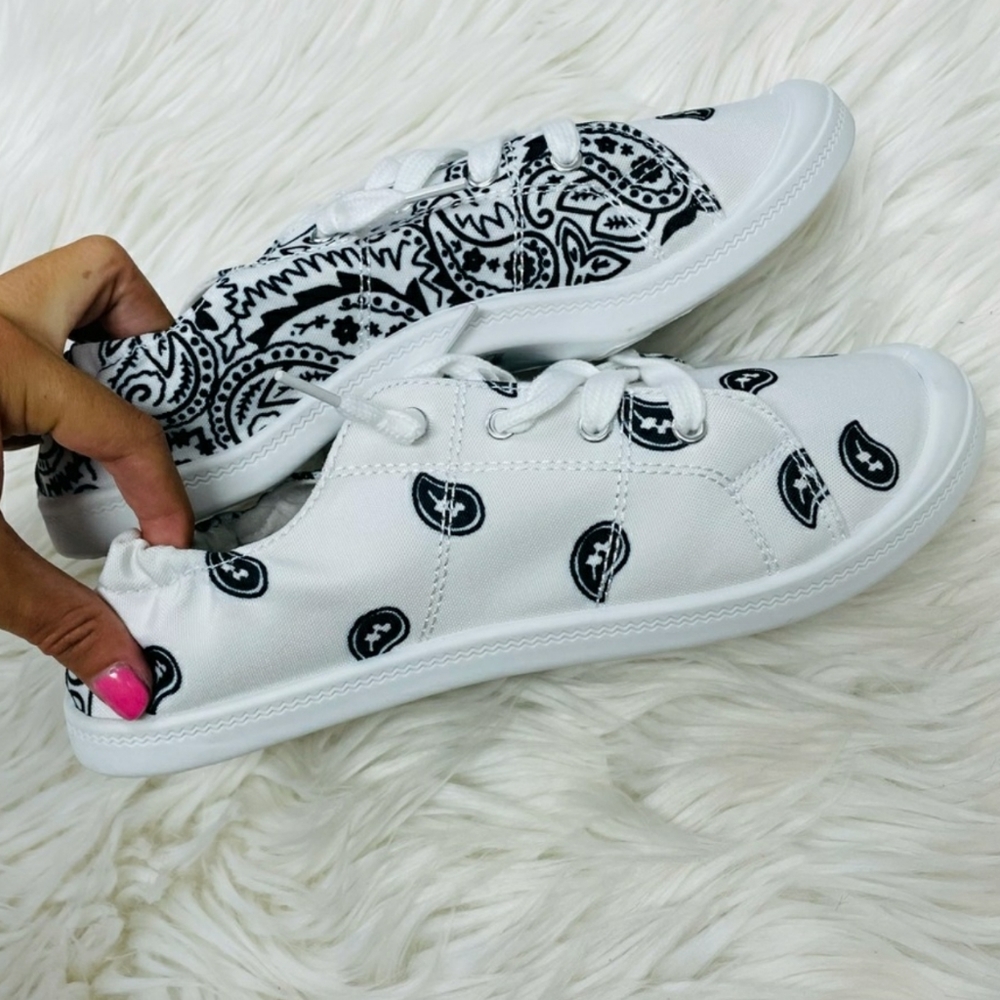 ‼️CLEARANCE PRICE FIRM‼️White Bandana Sneakers🖤🤍 - Picture 4 of 9